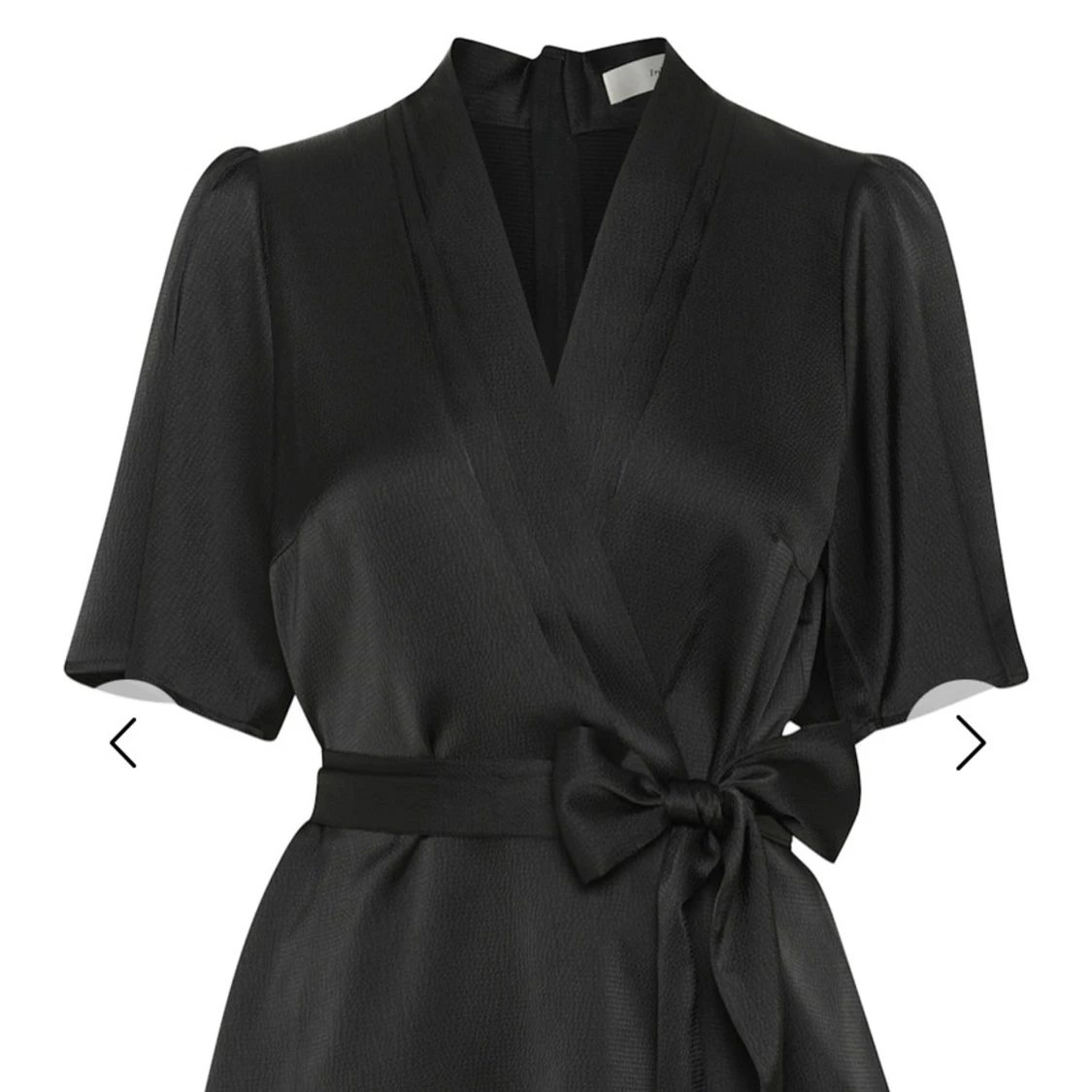 Svart omlottblus med knytband