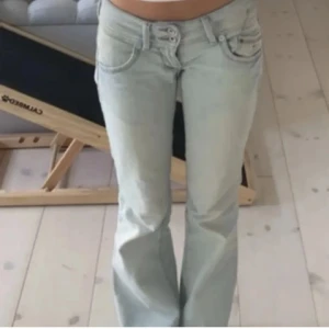 Lågmidjade bootcut jeans ljusblåa - Säljer mina skit snygga lågmidjade bootcut jeans från Tommy hilfiger! Tryck gärna på köp nu