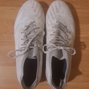 Vita fotbollsskor med snörning - Säljer fina vita predator den är använt men den uthållighet är starkt. Köpte den för 2800kr men Säljer den för endast 1200kr men pris kan diskuteras