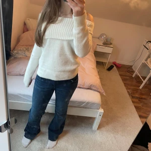 Vit stickad tröja Lindex 146/152 eller S - Mysig vit stickad tröja med ribbad detalj vid halsen. Perfekt för kyliga dagar med sin långärmade design. Tröjan har en klassisk och stilren look som passar till många olika outfits. Är i storleken 146/152 men passar mig som vanligt vis har S. Använd och tvättat en gång.