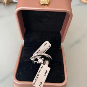 Ringar från Milano Jewellery str 17 - Säljer eleganta ringar i vitt guld med äkta diamanter från Milano Jewellery,  perfekt för att ge en touch av lyx. De kommer i en stilren rosa ask med gulddetaljer. Perfekt för speciella tillfällen eller som en fin present.