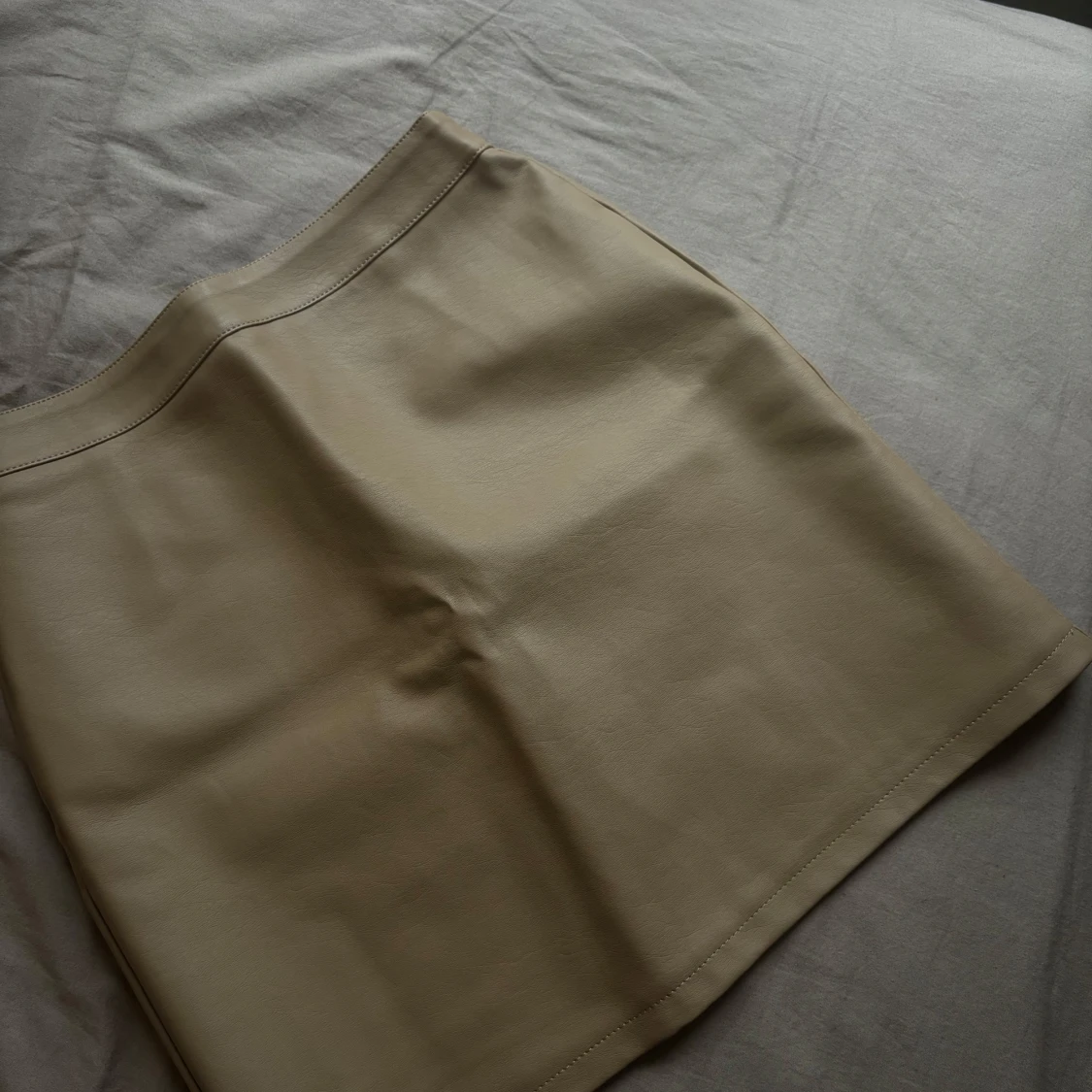 Beige kjol med dragkedja