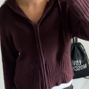 Stickad tröja - Jättefin stickad tröja med dragkedja ifrån hm. Skriv för fler bilder och priset kan diskuteras❤️