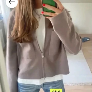 Åhléns kofta - Snygg eftertraktad beige Åhléns kofta, skriv vid funderingar och priset kan diskuteras vid snabb affär❤️‍🔥