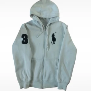 Vintage polo zip hoodie  - Tjena säljer denna feta polo zipen då den var för liten på mig . Size m med ögat . Skicket är bra skulle jag säga , svårt och hitta såna har hoodis nu för tiden . Perfekt för en avslappnad stil!🔥🙌