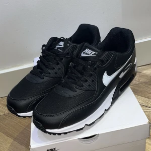  Nike Air Max 90 - Sprillans nya Nike air max 90 i färgen svart och vit. Storlek 44 men passar också 43. Säljer pga Går ej å lämna tillbaka pga att jag köpte de i annat land. Priset kan diskuterar vid en snabb affär vill bara bli av me de.