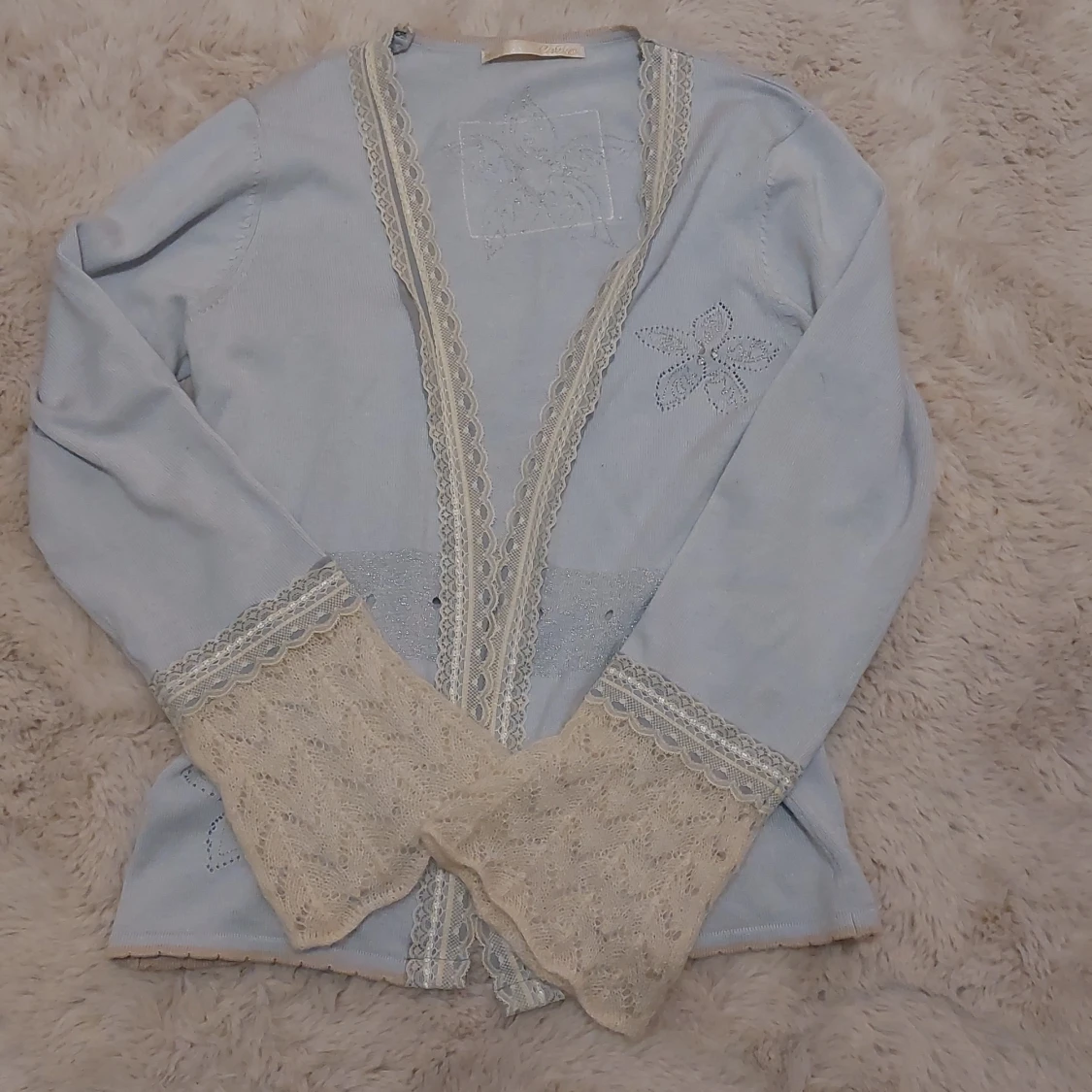 Gullig kofta med spettsdetaljer