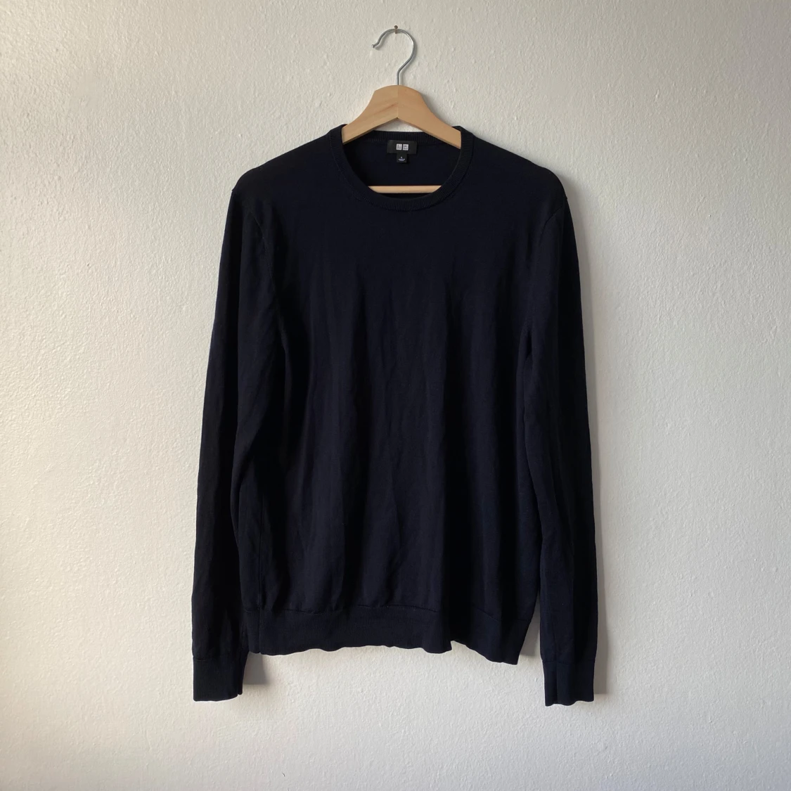 Mörkblå tröja från Uniqlo