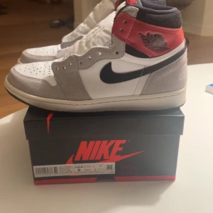 Jordan 1 High, Light Smokey Grey - Skorna är i väldigt bra skick, använda fåtal gånger och tagits hand om väl. Storleken är 42,5 men passar även 43. Två olika snören samt crease skydd medföljer. De har ett nypris runt 3500