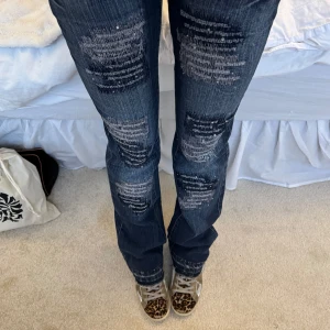 Jeans bootcut - Bootcut jeans med så coola detaljer. Paljetter o glitter o slitningar. 