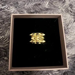 Peak Ring Gold - Peak Ring Gold från Edblad. Nypris 399kr. Storlek S 16,8 mm🩷 