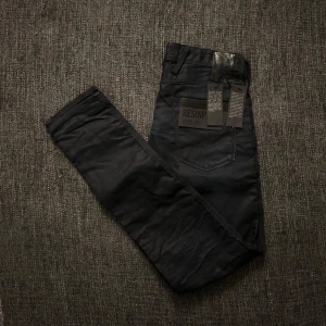 Replay Anbass - Säljer dessa helt nya Replay Anbass Jeans. Storlek || 30/32 || Färg: Svart || Skick: Nyskick 10/10 ||