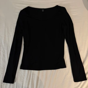 Svart långärmad topp - Säljer en stilren svart långärmad topp med rund hals. Perfekt för lager-på-lager eller som den är. Enkelt och tidlöst plagg som passar till det mesta. Använd många gånger men i bra skick.