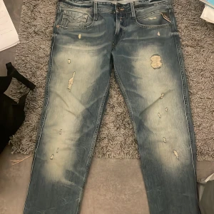 Replay anbass - Säljer ett par blå Replay Anbass med slitningar. Storlek 31/34, öppen för pris förslag