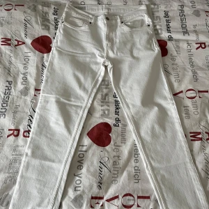 Vita jeansbyxor från Zara - Snygga vita jeansbyxor från Zara med en klassisk design. Byxorna har en rak passform och är tillverkade i ett bekvämt material. Perfekta för en stilren look.