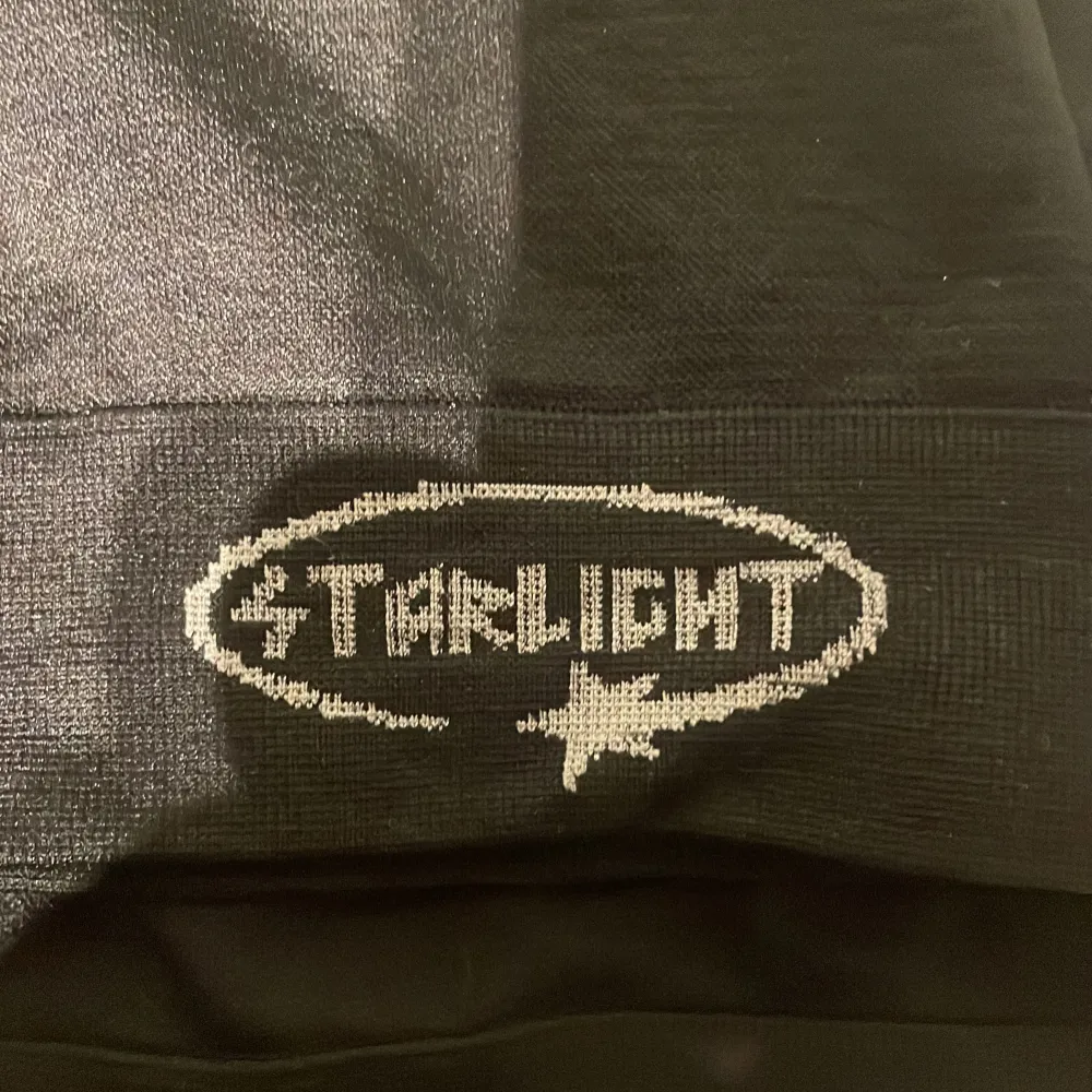 Säljer en stilren svart mössa från Starlight. Mössan har en broderad logotyp framtill och är perfekt för kyligare dagar. Den är enkel och passar till det mesta. Perfekt för dig som vill sticka ut. dom är från deras första drop. 399:- för båda och en för 199kr. Asusteet.