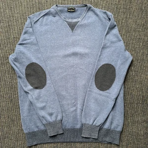 Massimo Dutti Sweatshirt  - Säljer en sjukt fet Sweatshirt från Massimo dutti. Inga defekter, jätte fint skick! Sitter som Storlek L! Med elbow patches, sjukt stiligt! Jätte fint material!