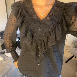 Svart blus  - Säljer denna söta svarta blus från only! Har ett svart linne under på bilden💕
