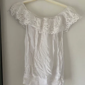 Vit offshoulder topp med spetsdetaljer - Charmig vit offshoulder blus med vackra spetsdetaljer och spets detaljer✨Denna topp är från H&M i storlek 158