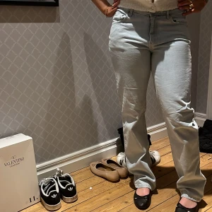 Ljusblå jeans - Snygga ljusblå jeans med en klassisk femficksdesign. De har en rak passform och är perfekta för en avslappnad stil. Jeansen har en knappgylf och är tillverkade i ett bekvämt denimtyg. 