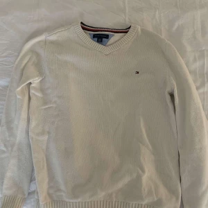 Tommy hilfiger tröja - Säljer en stilren vit tröja från Tommy Hilfiger i storleken XL på barns sida dvs xs på vuxna. Tröjan är gammal men ändå är i bra skick. Tveka int och meddela om intressen hittas. Passar både män o kvinnor!