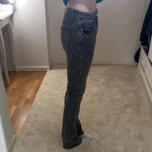 Lågmidjade och bootcut jeans  - Snygga gråa jeans som är lågmidjade och bootcut!! Väldigt fint skick och knappt använda. Ifrån GRUNT och model: Texas Low Flare Grey. Jag är 170 cm lång 🩷🩷