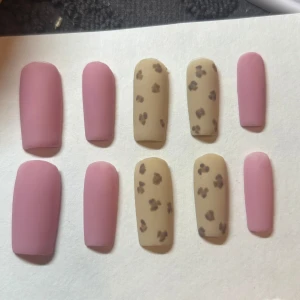 Handmålade press on nails - Set med press on nails i matta rosa och beige nyanser. De beige naglarna har ett trendigt leopardmönster i brunt. Perfekt för en stilren och modern look.