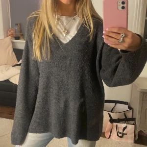 Stickad v-ringad tröja - Supermysig grå v-ringad tröja! Storlek M passar även S och XS mer oversized 💖Den är lite nopprig annars bra skick! 