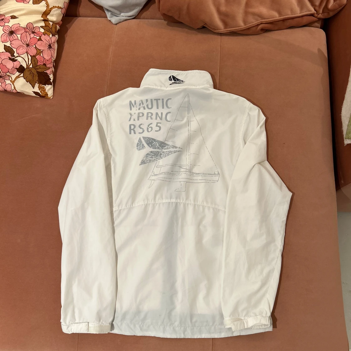 Vit vindjacka med tryck - 90