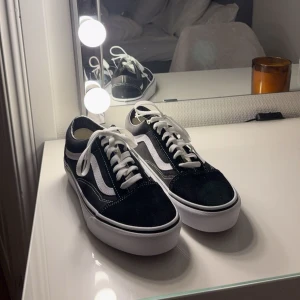 Svarta och vita sneakers från Vans -  svarta och vita Vans sneakers med hög sula. Bara legat i en garderob för att dem är för stora. Storlek 39. Pris kan diskuteras 