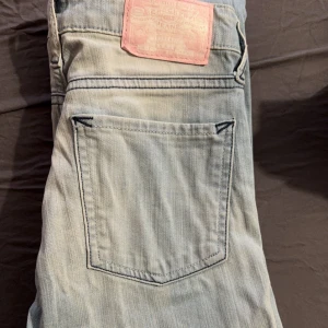 Ljusblå jeans från Crocker - Snygga ljusblå jeans från Crocker med en klassisk femficksdesign. De har en skinny passform och är perfekta för en stilren look. Jeansen har en ljus tvätt.