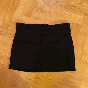 Svart kortkjol från Zara - Snygg svart kortkjol från Zara med dragkedja bak. Storlek S. 