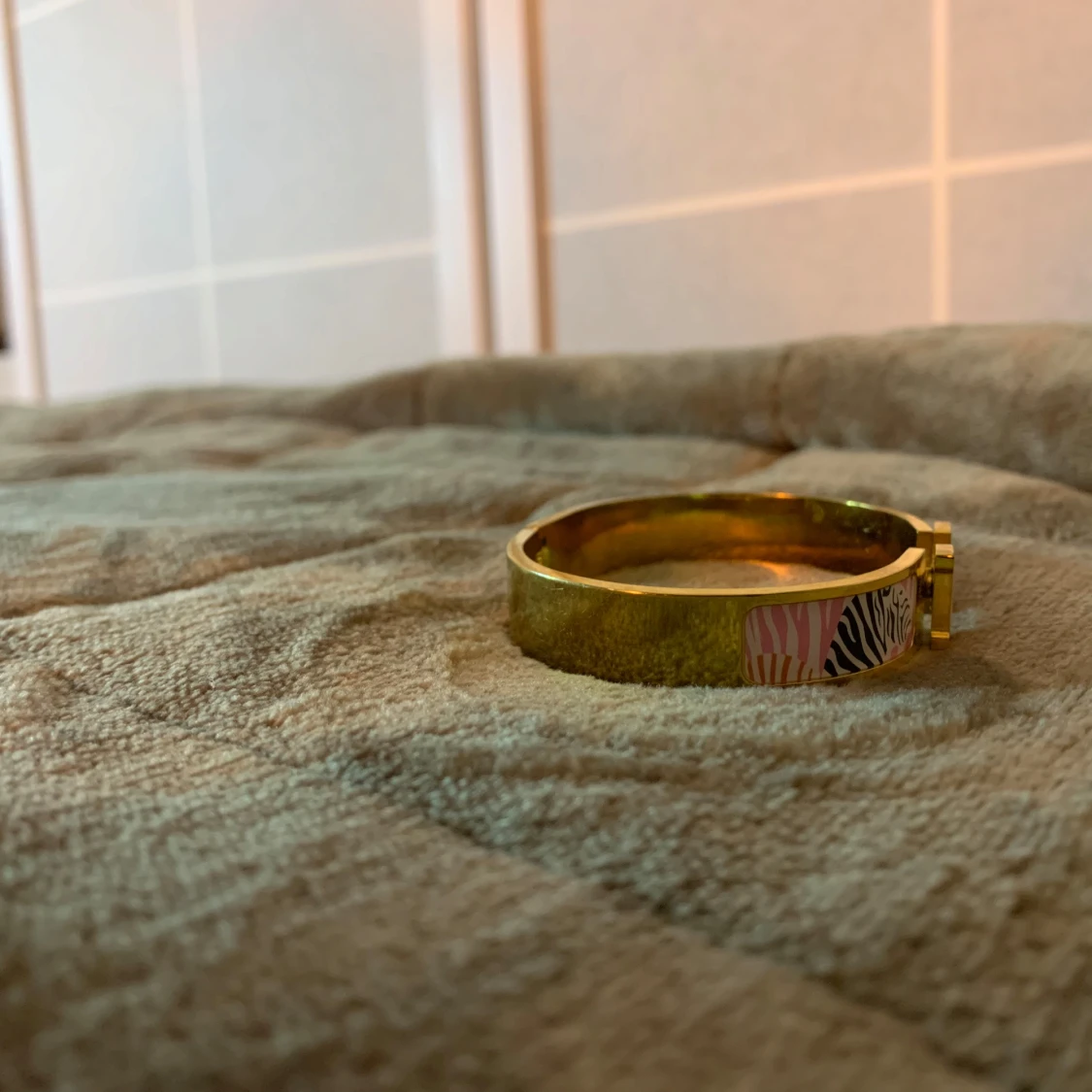 Guldarmband med zebramönster - 2