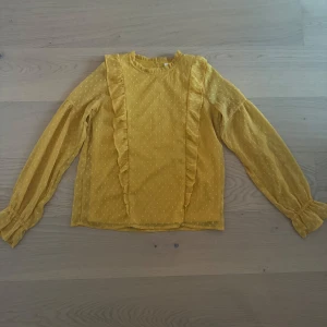 Gul blus  - Säljer en super fin vår/sommar blus men som oxå funkar perfekt till höst! Den är i storlek 158/164 men passar de som har storlek Xs! 