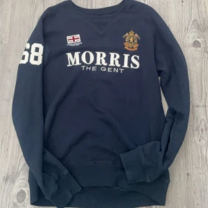 Mörkblå sweatshirt från Morris  - Säljer nu denna snygga sweatshirt från Morris. Säljer då jag inte använder den. Tröjan är i bra skick och utan defekter. Nypris-1200 Mitt pris-299. Tveka inte på att höra av dig vid eventuella frågor.