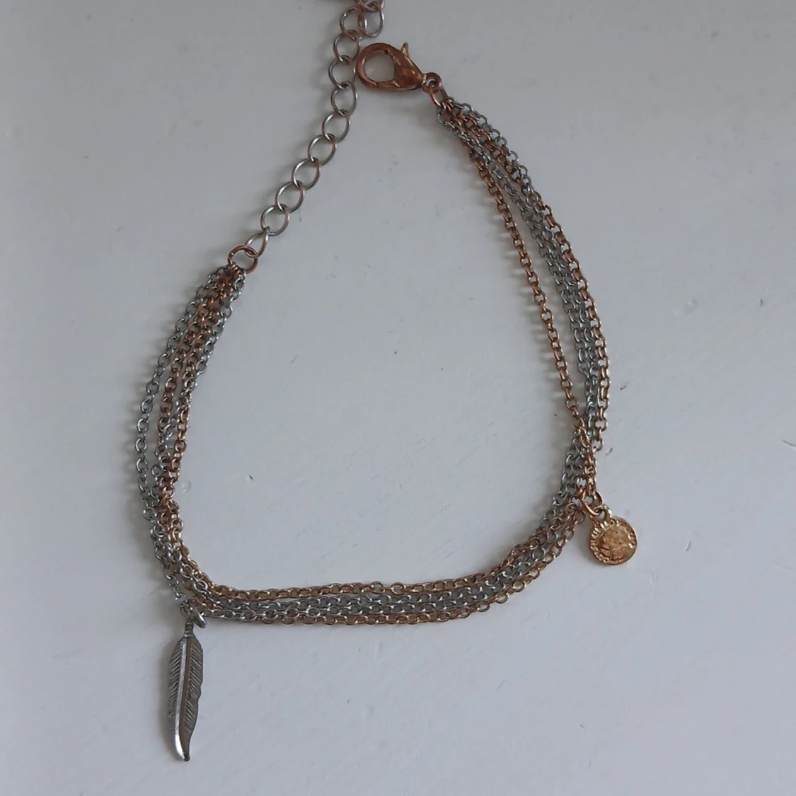 Dubbelkedjat armband med berlocker - 1