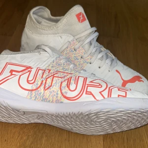 Vita Puma Future sneakers - Riktig feta futsal skor gjorda av puma, modellen är puma futer och är riktig sköna vill du vara jogo bonito så är det ba köpa!