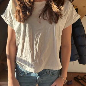 Vit t-shirt - Säljer en enkel och stilren vit t-shirt med korta ärmar. Är storlek M men passar mer xs-S 😄