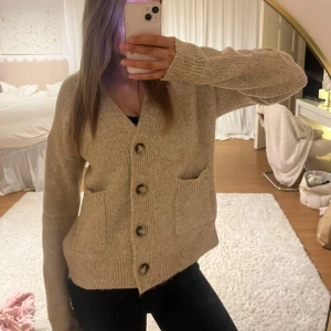 Stickad kofta  - Stickad kofta 🤎