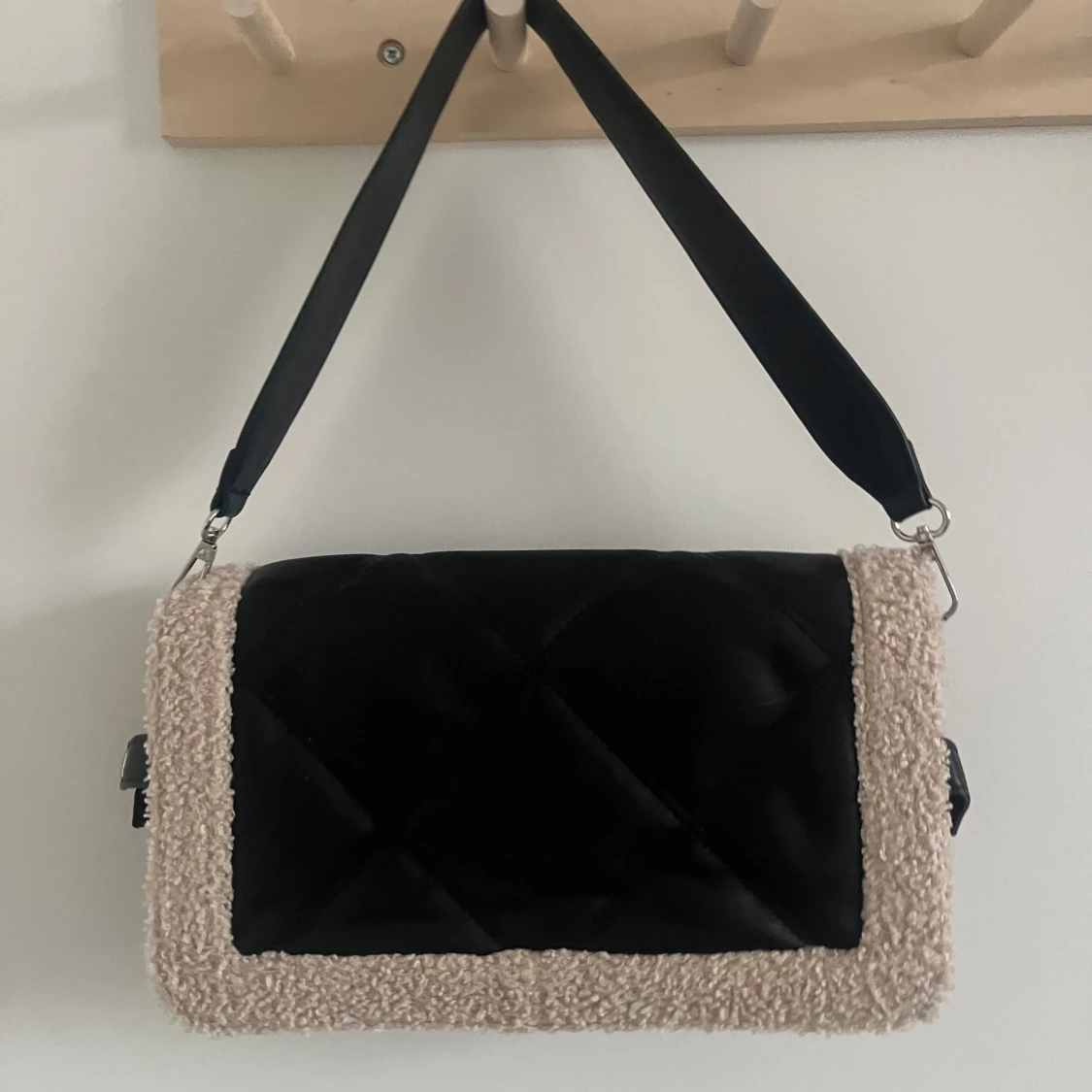 Svart och beige axelväska med teddy-detaljer