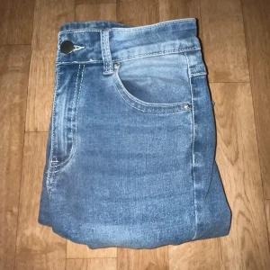 Blå jeans med broderad bakficka - Snygga blå jeans med broderad bakficka. 