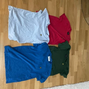 Fyra t-shirts från lyle&scott i mörkgrön, röd, blå och ljusblå i storlek S på alla skick:7/10 får alla för 200 - Säljer fyra t-shirts i olika färger: ljusblå, röd, blå och grön. Alla har en liten broderad logga på bröstet. Perfekta för en avslappnad stil.
