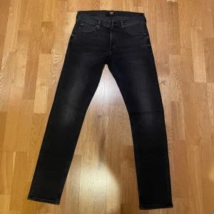 Svarta jeans från Lee - Jeans från Lee i storlek 30/32 dom har inte används än då jag fick dom i jul men dom var inget för mig.