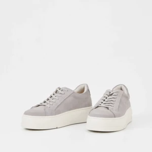 Grå sneakers  - Säljer mina grå vagabond skor som aldrig använts och är alltså i helt nytt skick, supersnygga och bekväma 💞Pris kan diskuteras!