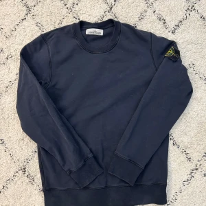 Stone Island tröja - Snygg Stone island tröja i väldig bra skick. Storleken M. Originella pricet 260€. Tveka inte ifall ni har flera frågor.