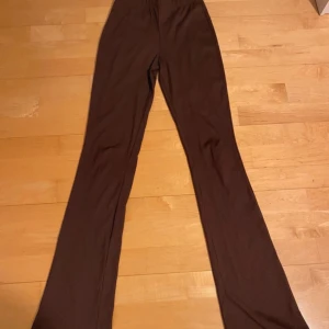 Ribbad byxa - Brun ribbad byxa med utsvängda ben. Lite noppriga 