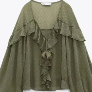 Blus från Zara - Super fin grön blus från Zara som inte längre säljs! Storlek Xs och är i mycket bra skick🙏