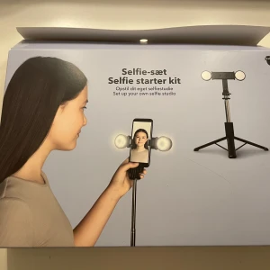 Selfie starter kit - Hej! Jag säljer det här selfie starter kittet som jag köpte på TGR, men det kommer inte till användning. Allt tillkommer och även kartongen. Det finns olika ljusteringar på lamporna!💕✨