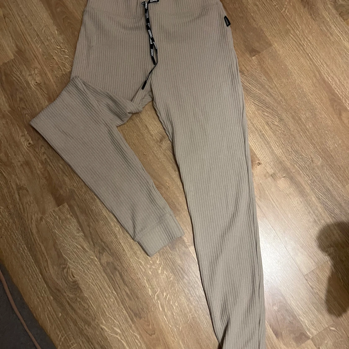 Beige ribbade byxor från Stronger