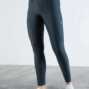 Mörkgröna/grön turkosa ridbyxor - Snygga mörkgröna/ turkos gröna ridbyxor från MD med bekväm midja och tight passform. (De är lite stora för mig i midjan) nypris 1300kr💗 storlek S